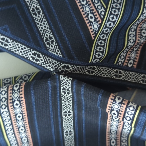 BCBGeneration multicolor bodysuit size XS V-neckline‎ Sleeveless New - Picture 4 of 5